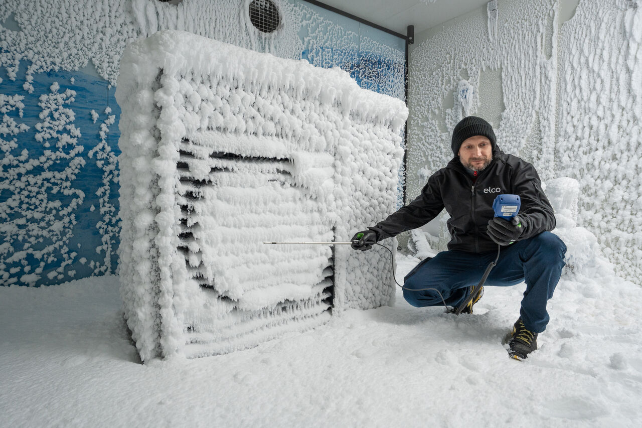 Worker in a climatic chamber